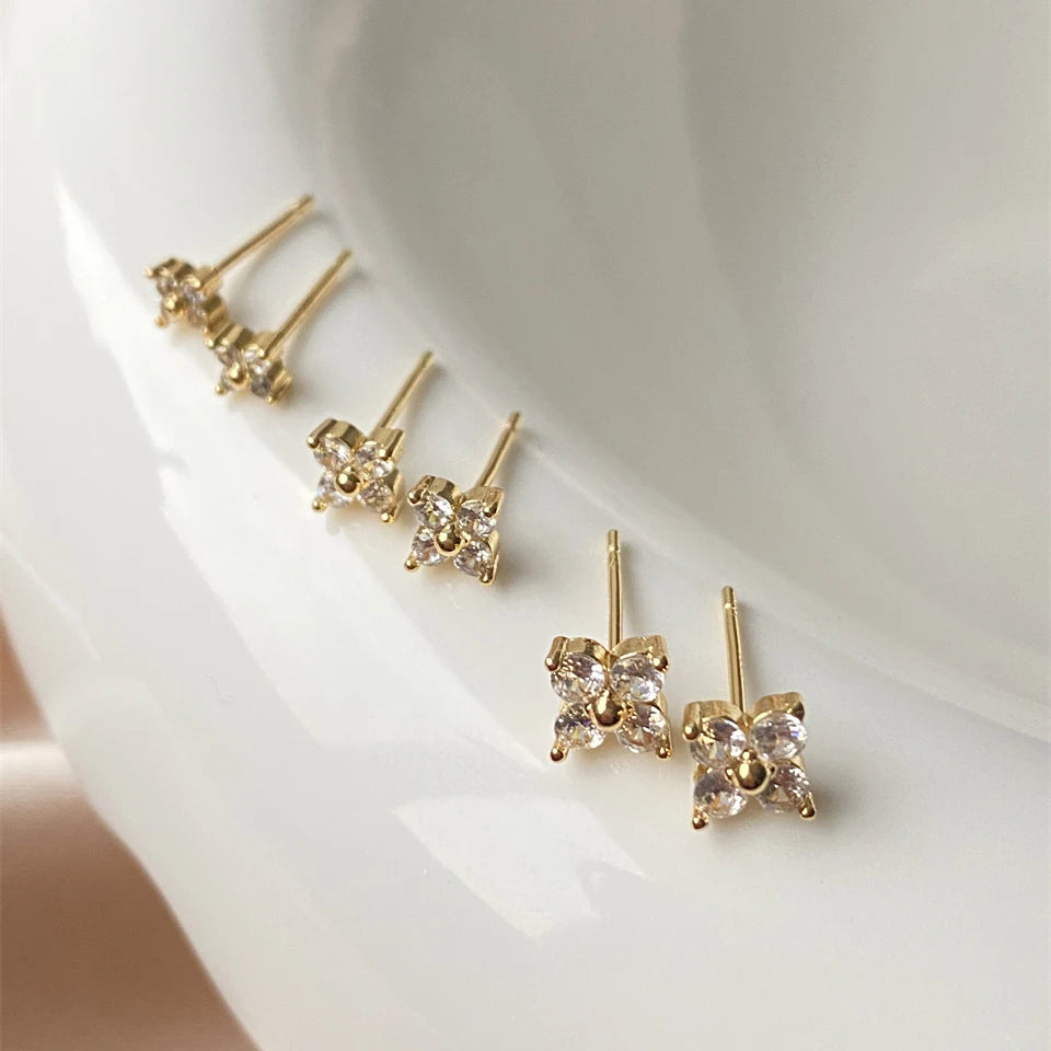 la chic Fashion Small Flower Stud Earrings